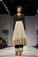 Model walk the ramp for Anand Kabra Show at Wills Lifestyle India Fashion Week 2012 day 1 on 6th Oct 2012 (113).JPG